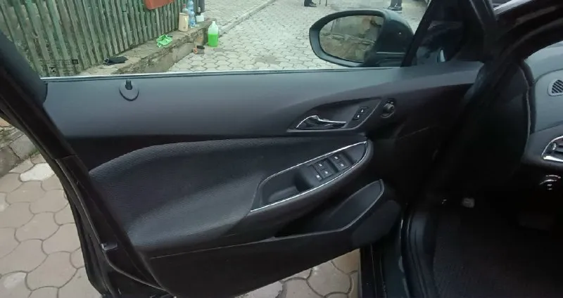 Продам chevrolet cruze lt 1.4 turbo ат 2018 года хэтчбек 🔥 пробег 80 000 тыс. км✅ 🔥комплектация lt: полноценный автомат 6 ступеней, старт-стоп с завода,2 ключа, бесключевой доступ на 4 двери, центральный замок, мультируль, круиз-контроль, сенсорная магнитола с завода, авто андроид(что очень удобно в дороге, встронные микрофоны над водительским сиденьем), датчики слепых зон, датчик света, камера заднего вида с помощником парковки, парктроники, кондиционер, электрорегулеровка зеркал, стеклоподъёмники, авто регулировка света и фар, дневные ходовые огни, электрорегулировка водительского сиденья, подогрев передних сидений. менялись свечи, фильтры, масло в двигателе. 🔥авто комфортное, мягко едет, ничего не тарахтит. ✅расход:6-7 литров. ✅расходники заменены 1 тыс назад. ✅продажа от собственника. 180 регион 😊осмотр г. макеевка ❗возможен обмен на кроссовер. 💸 цена : 1 080 000 тыс. рублей 📲 +7 949 522 36 10 📞 звоните: +7(949)5223610 - фотография - 8