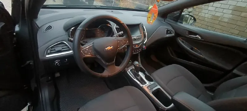 Продам chevrolet cruze lt 1.4 turbo ат 2018 года хэтчбек 🔥 пробег 80 000 тыс. км✅ 🔥комплектация lt: полноценный автомат 6 ступеней, старт-стоп с завода,2 ключа, бесключевой доступ на 4 двери, центральный замок, мультируль, круиз-контроль, сенсорная магнитола с завода, авто андроид(что очень удобно в дороге, встронные микрофоны над водительским сиденьем), датчики слепых зон, датчик света, камера заднего вида с помощником парковки, парктроники, кондиционер, электрорегулеровка зеркал, стеклоподъёмники, авто регулировка света и фар, дневные ходовые огни, электрорегулировка водительского сиденья, подогрев передних сидений. менялись свечи, фильтры, масло в двигателе. 🔥авто комфортное, мягко едет, ничего не тарахтит. ✅расход:6-7 литров. ✅расходники заменены 1 тыс назад. ✅продажа от собственника. 180 регион 😊осмотр г. макеевка ❗возможен обмен на кроссовер. 💸 цена : 1 080 000 тыс. рублей 📲 +7 949 522 36 10 📞 звоните: +7(949)5223610 - фотография - 9
