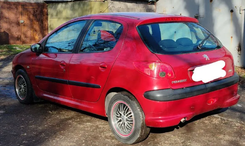 Peugeot 206 год выпуска: 2004 пробег: 135000 кпп: механика, 5 объем и тип двигателя: 1.1, бензин цена: 360000 (торг у капота реальному покупателю) город: донецк, ворошиловский р-н телефон для связи: +79493313593 борис (с 9.00 до 19.00) взята с салона новой, 1 владелец по птс, пробег городской, не скручен. вместе с машиной идет комплект документов о техобслуживании с момента покупки, два комплекта свежей резины на дисках (bridgestone лето на легкосплавных, hankook зима на штамповке). мкп 5 работает идеально, не вылетает. машина обслуживается регулярно. есть мелкие недочеты по кузову (видно на фото). на полном ходу, используется ежедневно. салон чистый, аккуратный. 📲 tg: @m43s1r0 📞 звоните: +7(949)3313593 - фотография - 2