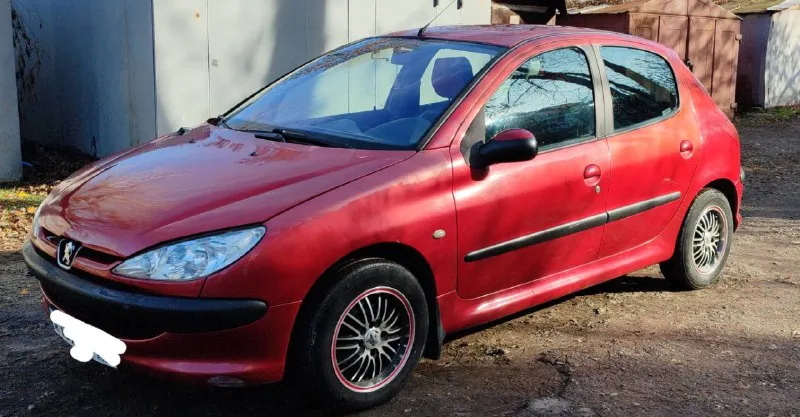 Peugeot 206 год выпуска: 2004 пробег: 135000 кпп: механика, 5 объем и тип двигателя: 1.1, бензин цена: 360000 (торг у капота реальному покупателю) город: донецк, ворошиловский р-н телефон для связи: +79493313593 борис (с 9.00 до 19.00) взята с салона новой, 1 владелец по птс, пробег городской, не скручен. вместе с машиной идет комплект документов о техобслуживании с момента покупки, два комплекта свежей резины на дисках (bridgestone лето на легкосплавных, hankook зима на штамповке). мкп 5 работает идеально, не вылетает. машина обслуживается регулярно. есть мелкие недочеты по кузову (видно на фото). на полном ходу, используется ежедневно. салон чистый, аккуратный. 📲 tg: @m43s1r0 📞 звоните: +7(949)3313593 - фотография - 3