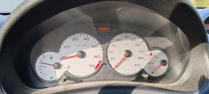 Peugeot 206 год выпуска: 2004 пробег: 135000 кпп: механика, 5 объем и тип двигателя: 1.1, бензин цена: 360000 (торг у капота реальному покупателю) город: донецк, ворошиловский р-н телефон для связи: +79493313593 борис (с 9.00 до 19.00) взята с салона новой, 1 владелец по птс, пробег городской, не скручен. вместе с машиной идет комплект документов о техобслуживании с момента покупки, два комплекта свежей резины на дисках (bridgestone лето на легкосплавных, hankook зима на штамповке). мкп 5 работает идеально, не вылетает. машина обслуживается регулярно. есть мелкие недочеты по кузову (видно на фото). на полном ходу, используется ежедневно. салон чистый, аккуратный. 📲 tg: @m43s1r0 📞 звоните: +7(949)3313593 - фотография - 7