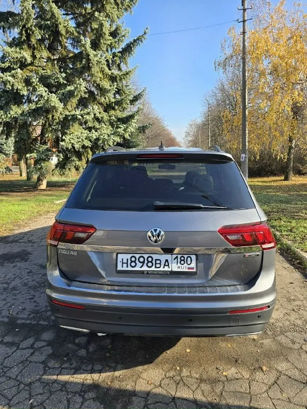 Volkswagen tiguan 2020 год, полный привод. пробег 27 000 км, автомат. один хозяин, родной пробег, идеальное состояние. коробка автомат, кожа, подогрев сидений, слепые зоны, старт-стоп, адаптивный круиз-контроль, серворуль, парктроники, ,4 режима езды. ... .цена 2 950 000 рублей. донецк. +79495880762. 📞 звоните: +7(949)5880762 - фотография - 1