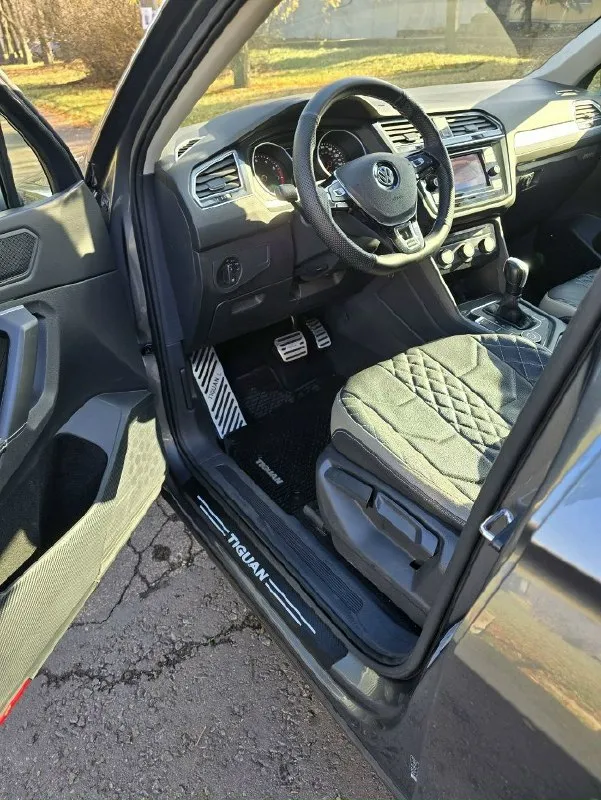 Volkswagen tiguan 2020 год, полный привод. пробег 27 000 км, автомат. один хозяин, родной пробег, идеальное состояние. коробка автомат, кожа, подогрев сидений, слепые зоны, старт-стоп, адаптивный круиз-контроль, серворуль, парктроники, ,4 режима езды. ... .цена 2 950 000 рублей. донецк. +79495880762. 📞 звоните: +7(949)5880762 - фотография - 4
