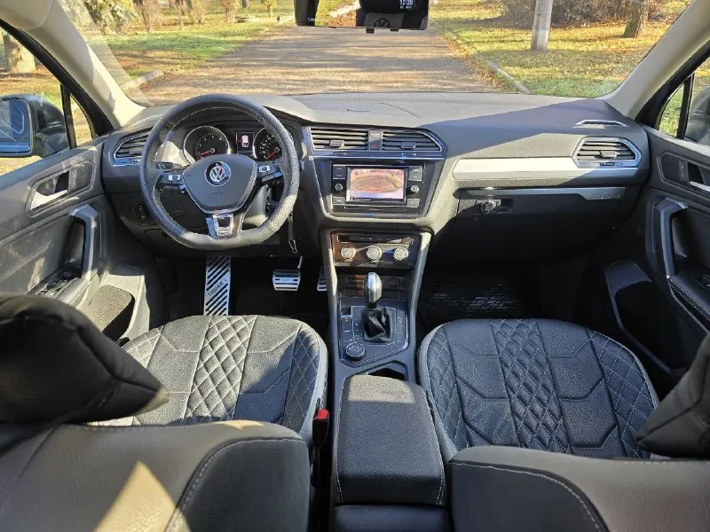 Volkswagen tiguan 2020 год, полный привод. пробег 27 000 км, автомат. один хозяин, родной пробег, идеальное состояние. коробка автомат, кожа, подогрев сидений, слепые зоны, старт-стоп, адаптивный круиз-контроль, серворуль, парктроники, ,4 режима езды. ... .цена 2 950 000 рублей. донецк. +79495880762. 📞 звоните: +7(949)5880762 - фотография - 7