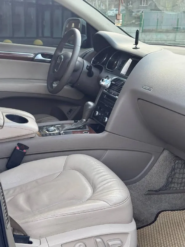 Audi q7 quattro цена:1.270.000 торг. 2007. 7 мест двигатель 3,6л атмосферник (без всяких там турбин). подвеска обычная (без проблемной "пневмы"). надёжная машина из старой партии, когда все делали "по уму". аудиосистема премиум bose. климат контроль рабочий колеса r21 sq7 новые. в машине много что сделано. новые тормоза в круг вложений никаких не требует авто без дтп и выплат (автотека вся зеленая) осмотр макеевка 89496438443 обмен будет дороже! 📲 tg: @perekup_9999 📞 звоните: +7(949)6438443 - фотография - 8