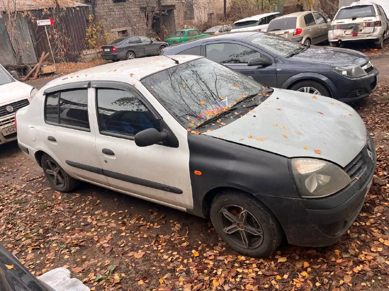 2004 г, в. рено симбол 8 клоп, 1,4. хорошая музыка, оставляю, после капиталки, тормоза в круг заменены кроме заднего левого, и тросики ручника нужно поменять, резина лето. пробег на обкатке, после капиталки 2000км цена: 250000, торг у капота. +7 (949) 318-32-54 - фотография - 2