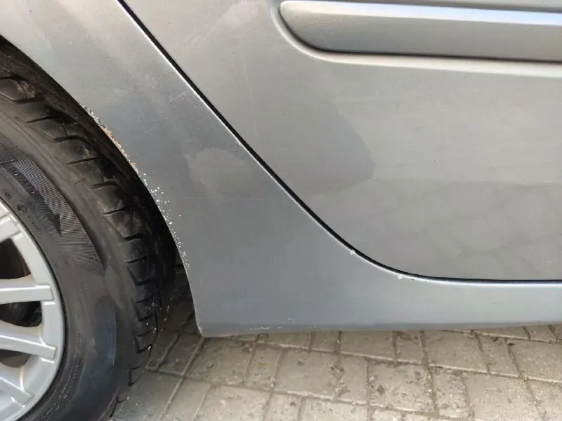 Продаю renault laguna 3 1ph 1,5 дизель, 2008 года. пробег 313000. постоянный учёт днр (возможно поставлю на рф). салон комбинированный велюр и кожзам, водительское сидение, лопнула обшивка боковой поддержки, на фото видно. есть царапины и коцки по лкп, последствия прилета и возраста авто. коробка - механика. датчик дождя(относительно недавно поменяла гель), света, esp, abs, парктроники спереди и сзади. машина на легкосплавных дисках для лета 17r (в дисках 1 родной датчик давления, остальные поломаны). недавно заменен ремень грм, помпа, вкладыши, задние сайлетблоки и т. д. цена 400 000. телефон для связи 7 949 302 80 61 (ольга) 📞 звоните: +7(949)3028061 - фотография - 2