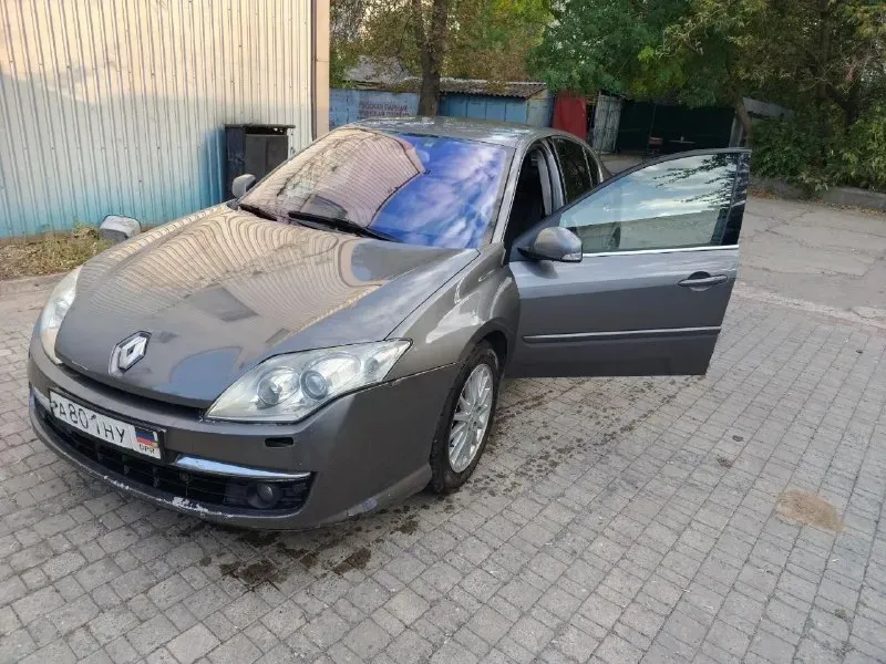 Продаю renault laguna 3 1ph 1,5 дизель, 2008 года. пробег 313000. постоянный учёт днр (возможно поставлю на рф). салон комбинированный велюр и кожзам, водительское сидение, лопнула обшивка боковой поддержки, на фото видно. есть царапины и коцки по лкп, последствия прилета и возраста авто. коробка - механика. датчик дождя(относительно недавно поменяла гель), света, esp, abs, парктроники спереди и сзади. машина на легкосплавных дисках для лета 17r (в дисках 1 родной датчик давления, остальные поломаны). недавно заменен ремень грм, помпа, вкладыши, задние сайлетблоки и т. д. цена 400 000. телефон для связи 7 949 302 80 61 (ольга) 📞 звоните: +7(949)3028061 - фотография - 4