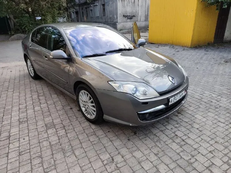 Продаю renault laguna 3 1ph 1,5 дизель, 2008 года. пробег 313000. постоянный учёт днр (возможно поставлю на рф). салон комбинированный велюр и кожзам, водительское сидение, лопнула обшивка боковой поддержки, на фото видно. есть царапины и коцки по лкп, последствия прилета и возраста авто. коробка - механика. датчик дождя(относительно недавно поменяла гель), света, esp, abs, парктроники спереди и сзади. машина на легкосплавных дисках для лета 17r (в дисках 1 родной датчик давления, остальные поломаны). недавно заменен ремень грм, помпа, вкладыши, задние сайлетблоки и т. д. цена 400 000. телефон для связи 7 949 302 80 61 (ольга) 📞 звоните: +7(949)3028061 - фотография - 5