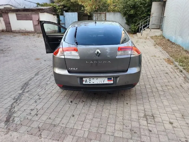 Продаю renault laguna 3 1ph 1,5 дизель, 2008 года. пробег 313000. постоянный учёт днр (возможно поставлю на рф). салон комбинированный велюр и кожзам, водительское сидение, лопнула обшивка боковой поддержки, на фото видно. есть царапины и коцки по лкп, последствия прилета и возраста авто. коробка - механика. датчик дождя(относительно недавно поменяла гель), света, esp, abs, парктроники спереди и сзади. машина на легкосплавных дисках для лета 17r (в дисках 1 родной датчик давления, остальные поломаны). недавно заменен ремень грм, помпа, вкладыши, задние сайлетблоки и т. д. цена 400 000. телефон для связи 7 949 302 80 61 (ольга) 📞 звоните: +7(949)3028061 - фотография - 6