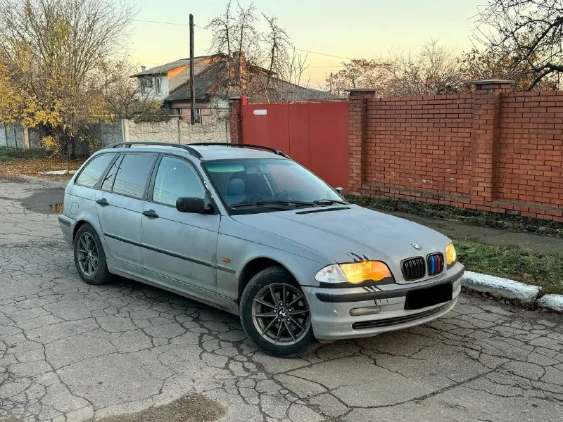 Продам bmw 3 серии 2002 года выпуска в кузове е46 автомобиль на полном уверенном ходу, доедет куда угодно в багажник влазит абсолютно все, двигатель 2.0 турбо дизель тянет будь здоров никаких нареканий нет, работает как часы, по ходовой также все в порядке! по кузову есть небольшие жизненные моменты, недавно своим ходом проехала 1800 км никаких вопросов не возникло, кондёр работает, музыка играет. юридически полностью чистая, возможен любой вид переоформления! машина в донецке! цена смешная: 325.000₽ торг быстрому покупателю ☎️ +7 (949) 742-53-98 - фотография - 3