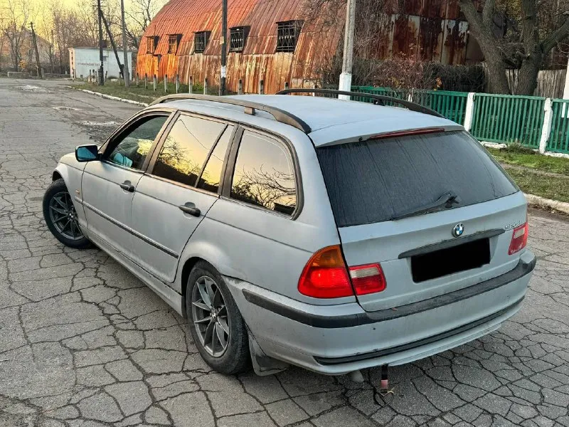 Продам bmw 3 серии 2002 года выпуска в кузове е46 автомобиль на полном уверенном ходу, доедет куда угодно в багажник влазит абсолютно все, двигатель 2.0 турбо дизель тянет будь здоров никаких нареканий нет, работает как часы, по ходовой также все в порядке! по кузову есть небольшие жизненные моменты, недавно своим ходом проехала 1800 км никаких вопросов не возникло, кондёр работает, музыка играет. юридически полностью чистая, возможен любой вид переоформления! машина в донецке! цена смешная: 325.000₽ торг быстрому покупателю ☎️ +7 (949) 742-53-98 - фотография - 6