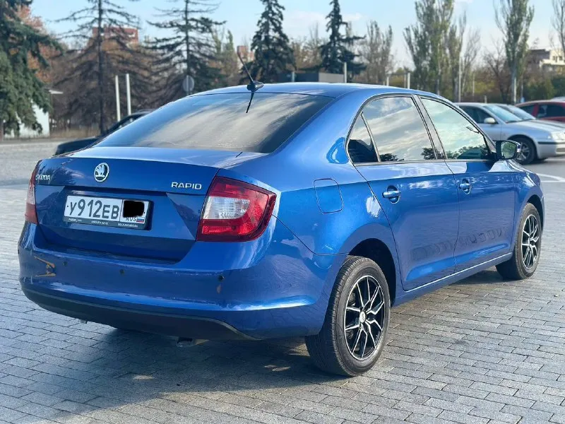 Продам skoda rapid 2018 года, автомат, автомобиль в отличном состоянии, бережная семейная эксплуатация (автомобиль был всю жизнь в одной семье, один хозяин !). вся геометрия кузова ровная, кузов в заводском окрасе, заводские швы и герметики сохранены. машина технически идеальна двигатель 1.6 л, 110 л. с. — работает без нареканий, не расходует масло. переключается плавно и чётко. подвеска мягкая, без стуков и посторонних шумов. кузов в отличном состоянии: ни рыжиков, ни коррозии, ни гнили. днище, пороги, стаканы, лонжероны, арки, низа дверей — всё целое, как новое. автомобиль не участвовал в кустарных ремонтах, без следов «колхоза» и тюнинга. салон и багажник: автотека идеальная, без дтп, без выплат, без расчетов, зелень ✅ всё аккуратно донецк, цeна 🎁1 220 000 торг у капота, +79493303716 (тeлeгpам так жe на этом номepe). покупайте авто у проверенных продавцов, смотрите мой профиль телеграм (+79493303716 или мой ник avto_lider_dnr) там вс 📲 tg: @avto_lider_dnr 📞 звоните: +7(949)3303716 - фотография - 3