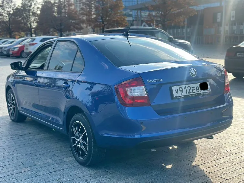 Продам skoda rapid 2018 года, автомат, автомобиль в отличном состоянии, бережная семейная эксплуатация (автомобиль был всю жизнь в одной семье, один хозяин !). вся геометрия кузова ровная, кузов в заводском окрасе, заводские швы и герметики сохранены. машина технически идеальна двигатель 1.6 л, 110 л. с. — работает без нареканий, не расходует масло. переключается плавно и чётко. подвеска мягкая, без стуков и посторонних шумов. кузов в отличном состоянии: ни рыжиков, ни коррозии, ни гнили. днище, пороги, стаканы, лонжероны, арки, низа дверей — всё целое, как новое. автомобиль не участвовал в кустарных ремонтах, без следов «колхоза» и тюнинга. салон и багажник: автотека идеальная, без дтп, без выплат, без расчетов, зелень ✅ всё аккуратно донецк, цeна 🎁1 220 000 торг у капота, +79493303716 (тeлeгpам так жe на этом номepe). покупайте авто у проверенных продавцов, смотрите мой профиль телеграм (+79493303716 или мой ник avto_lider_dnr) там вс 📲 tg: @avto_lider_dnr 📞 звоните: +7(949)3303716 - фотография - 4