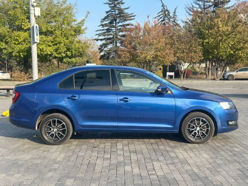 Продам skoda rapid 2018 года, автомат, автомобиль в отличном состоянии, бережная семейная эксплуатация (автомобиль был всю жизнь в одной семье, один хозяин !). вся геометрия кузова ровная, кузов в заводском окрасе, заводские швы и герметики сохранены. машина технически идеальна двигатель 1.6 л, 110 л. с. — работает без нареканий, не расходует масло. переключается плавно и чётко. подвеска мягкая, без стуков и посторонних шумов. кузов в отличном состоянии: ни рыжиков, ни коррозии, ни гнили. днище, пороги, стаканы, лонжероны, арки, низа дверей — всё целое, как новое. автомобиль не участвовал в кустарных ремонтах, без следов «колхоза» и тюнинга. салон и багажник: автотека идеальная, без дтп, без выплат, без расчетов, зелень ✅ всё аккуратно донецк, цeна 🎁1 220 000 торг у капота, +79493303716 (тeлeгpам так жe на этом номepe). покупайте авто у проверенных продавцов, смотрите мой профиль телеграм (+79493303716 или мой ник avto_lider_dnr) там вс 📲 tg: @avto_lider_dnr 📞 звоните: +7(949)3303716 - фотография - 5