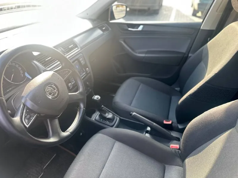 Продам skoda rapid 2018 года, автомат, автомобиль в отличном состоянии, бережная семейная эксплуатация (автомобиль был всю жизнь в одной семье, один хозяин !). вся геометрия кузова ровная, кузов в заводском окрасе, заводские швы и герметики сохранены. машина технически идеальна двигатель 1.6 л, 110 л. с. — работает без нареканий, не расходует масло. переключается плавно и чётко. подвеска мягкая, без стуков и посторонних шумов. кузов в отличном состоянии: ни рыжиков, ни коррозии, ни гнили. днище, пороги, стаканы, лонжероны, арки, низа дверей — всё целое, как новое. автомобиль не участвовал в кустарных ремонтах, без следов «колхоза» и тюнинга. салон и багажник: автотека идеальная, без дтп, без выплат, без расчетов, зелень ✅ всё аккуратно донецк, цeна 🎁1 220 000 торг у капота, +79493303716 (тeлeгpам так жe на этом номepe). покупайте авто у проверенных продавцов, смотрите мой профиль телеграм (+79493303716 или мой ник avto_lider_dnr) там вс 📲 tg: @avto_lider_dnr 📞 звоните: +7(949)3303716 - фотография - 7