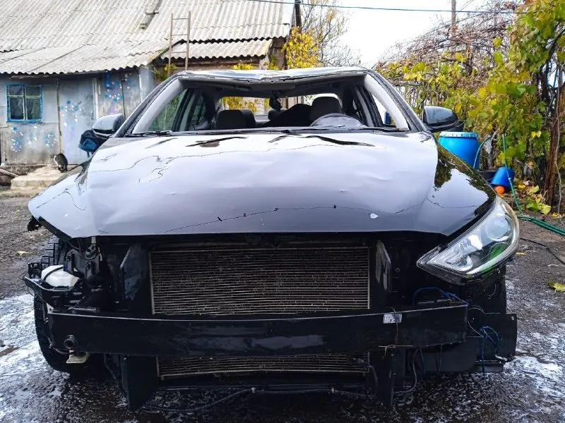 Hyundai елантра год выпуска: 2017 цвет: черный объем двигателя: 2.0л кпп автомат пробег: 10700км автомобиль попал под взрывную волну. на ходу, все агрегаты в хорошем состоянии. (электроника работает) цена: 470000 руб. сергей. тел. +79494076015 📞 звоните: +7(949)4076015 - фотография - 2