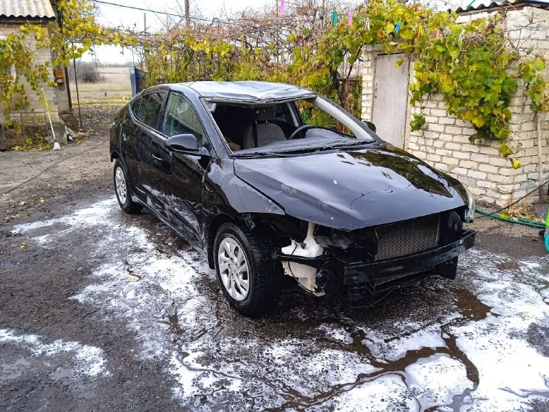 Hyundai елантра год выпуска: 2017 цвет: черный объем двигателя: 2.0л кпп автомат пробег: 10700км автомобиль попал под взрывную волну. на ходу, все агрегаты в хорошем состоянии. (электроника работает) цена: 470000 руб. сергей. тел. +79494076015 📞 звоните: +7(949)4076015 - фотография - 3