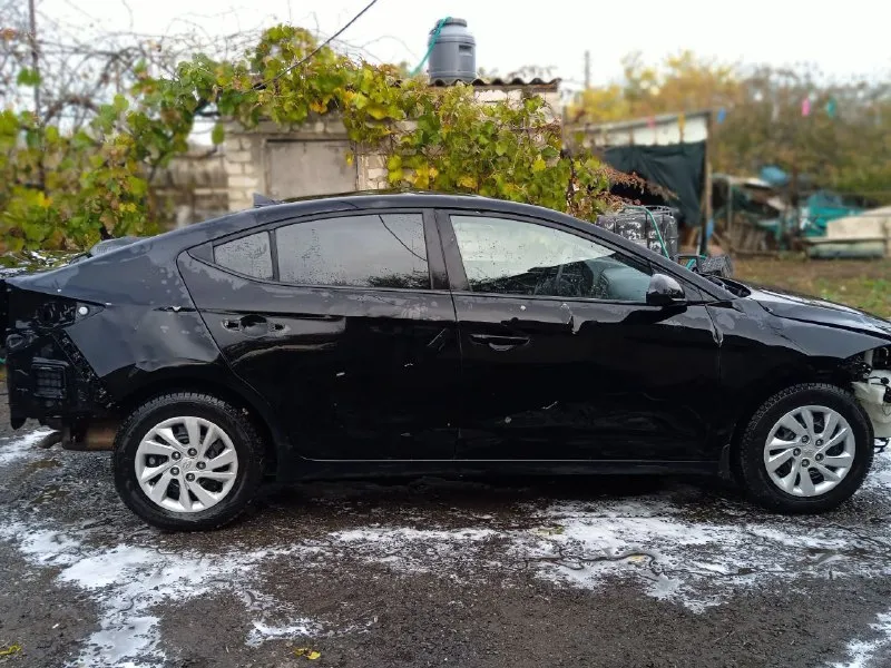 Hyundai елантра год выпуска: 2017 цвет: черный объем двигателя: 2.0л кпп автомат пробег: 10700км автомобиль попал под взрывную волну. на ходу, все агрегаты в хорошем состоянии. (электроника работает) цена: 470000 руб. сергей. тел. +79494076015 📞 звоните: +7(949)4076015 - фотография - 4