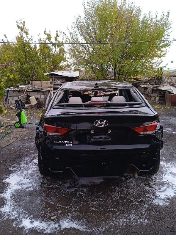 Hyundai елантра год выпуска: 2017 цвет: черный объем двигателя: 2.0л кпп автомат пробег: 10700км автомобиль попал под взрывную волну. на ходу, все агрегаты в хорошем состоянии. (электроника работает) цена: 470000 руб. сергей. тел. +79494076015 📞 звоните: +7(949)4076015 - фотография - 5