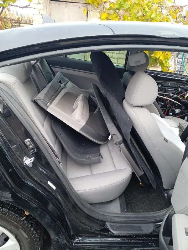 Hyundai елантра год выпуска: 2017 цвет: черный объем двигателя: 2.0л кпп автомат пробег: 10700км автомобиль попал под взрывную волну. на ходу, все агрегаты в хорошем состоянии. (электроника работает) цена: 470000 руб. сергей. тел. +79494076015 📞 звоните: +7(949)4076015 - фотография - 7