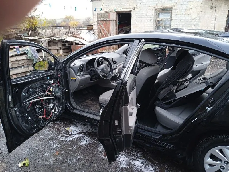 Hyundai елантра год выпуска: 2017 цвет: черный объем двигателя: 2.0л кпп автомат пробег: 10700км автомобиль попал под взрывную волну. на ходу, все агрегаты в хорошем состоянии. (электроника работает) цена: 470000 руб. сергей. тел. +79494076015 📞 звоните: +7(949)4076015 - фотография - 8