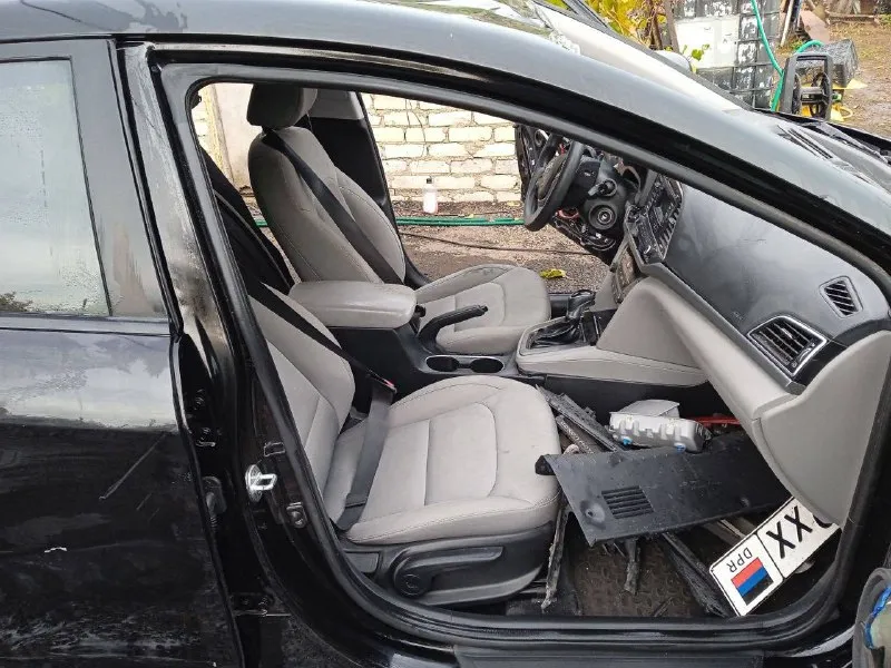 Hyundai елантра год выпуска: 2017 цвет: черный объем двигателя: 2.0л кпп автомат пробег: 10700км автомобиль попал под взрывную волну. на ходу, все агрегаты в хорошем состоянии. (электроника работает) цена: 470000 руб. сергей. тел. +79494076015 📞 звоните: +7(949)4076015 - фотография - 9