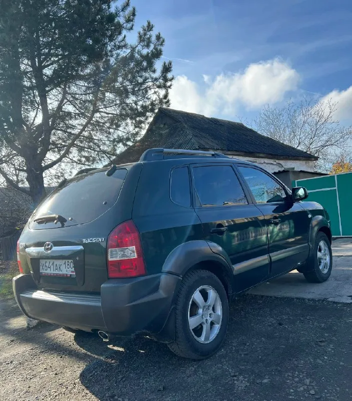 Hyundai tucson 2007 года ‼️цена: 850 000р. торг уместен‼️ двигатель 2.0 бензин механическая коробка передач! передний привод родной пробег: 226 000 я 2-ой владелец. птс оригинал, 2 ключа, подогревы, климат заправлен. кузов без рыжиков и гнили, в отличном состоянии. технически в отличном состоянии, без вложений. масло менялось каждые 9-10 тысяч машина уже на новой зимней резине, в подарок летняя резина. авто без дтп. штрафов, запретов, залогов нет! любое оформление документов в мрэо! + 7 (949) 403-32-76 звонить по номеру, комментарии не читаю. 📞 звоните: +7(949)4033276 - фотография - 1