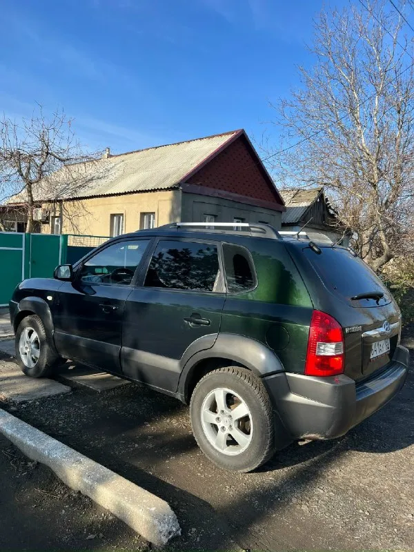 Hyundai tucson 2007 года ‼️цена: 850 000р. торг уместен‼️ двигатель 2.0 бензин механическая коробка передач! передний привод родной пробег: 226 000 я 2-ой владелец. птс оригинал, 2 ключа, подогревы, климат заправлен. кузов без рыжиков и гнили, в отличном состоянии. технически в отличном состоянии, без вложений. масло менялось каждые 9-10 тысяч машина уже на новой зимней резине, в подарок летняя резина. авто без дтп. штрафов, запретов, залогов нет! любое оформление документов в мрэо! + 7 (949) 403-32-76 звонить по номеру, комментарии не читаю. 📞 звоните: +7(949)4033276 - фотография - 3