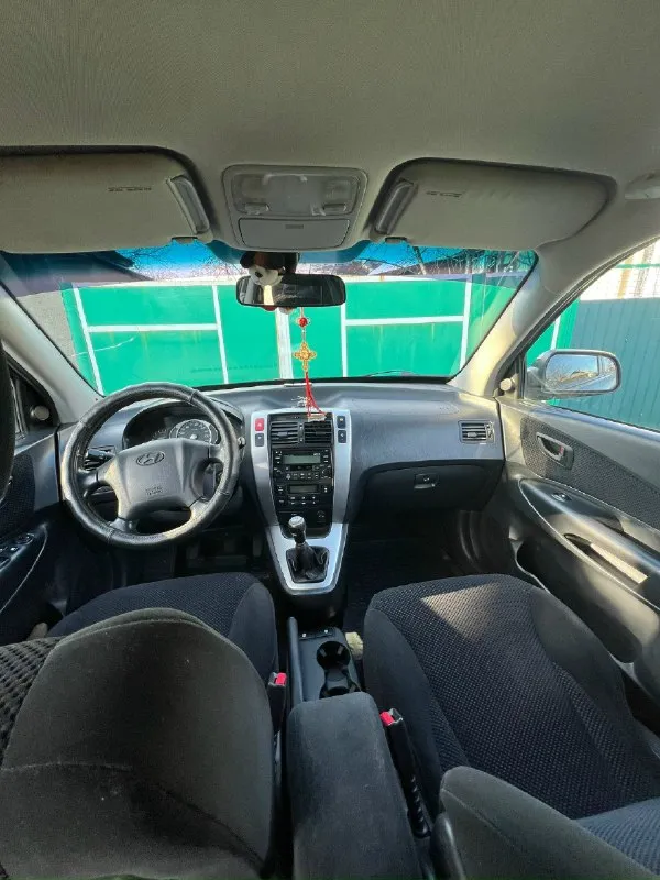 Hyundai tucson 2007 года ‼️цена: 850 000р. торг уместен‼️ двигатель 2.0 бензин механическая коробка передач! передний привод родной пробег: 226 000 я 2-ой владелец. птс оригинал, 2 ключа, подогревы, климат заправлен. кузов без рыжиков и гнили, в отличном состоянии. технически в отличном состоянии, без вложений. масло менялось каждые 9-10 тысяч машина уже на новой зимней резине, в подарок летняя резина. авто без дтп. штрафов, запретов, залогов нет! любое оформление документов в мрэо! + 7 (949) 403-32-76 звонить по номеру, комментарии не читаю. 📞 звоните: +7(949)4033276 - фотография - 5