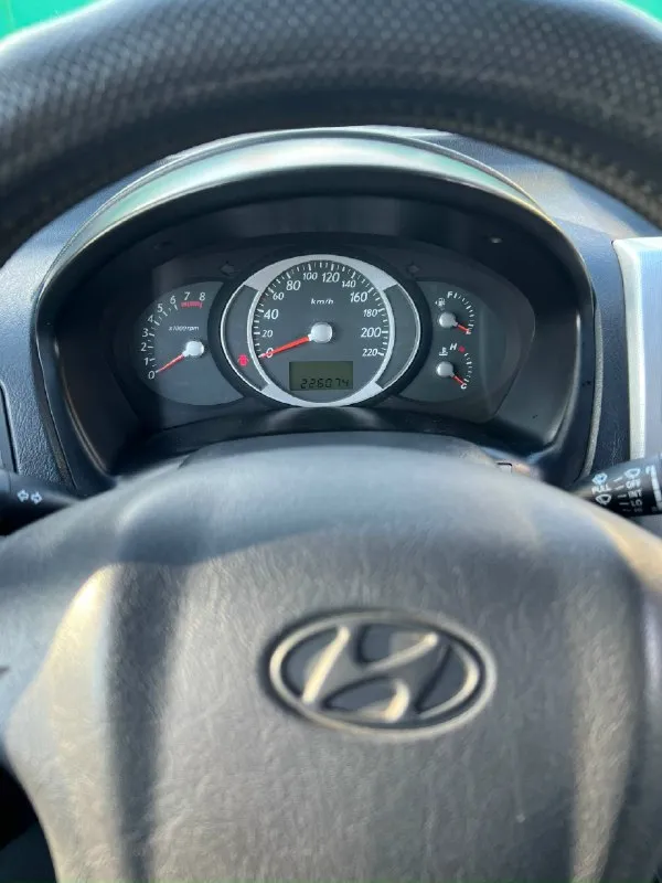 Hyundai tucson 2007 года ‼️цена: 850 000р. торг уместен‼️ двигатель 2.0 бензин механическая коробка передач! передний привод родной пробег: 226 000 я 2-ой владелец. птс оригинал, 2 ключа, подогревы, климат заправлен. кузов без рыжиков и гнили, в отличном состоянии. технически в отличном состоянии, без вложений. масло менялось каждые 9-10 тысяч машина уже на новой зимней резине, в подарок летняя резина. авто без дтп. штрафов, запретов, залогов нет! любое оформление документов в мрэо! + 7 (949) 403-32-76 звонить по номеру, комментарии не читаю. 📞 звоните: +7(949)4033276 - фотография - 6