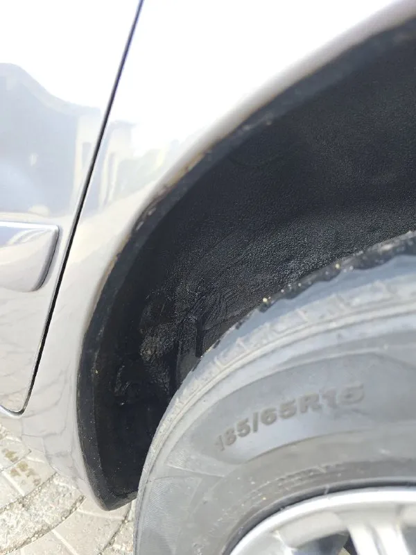 Продаю свой mitsubishi lancer 9, 2007 г. в. с живым кузовом, гбо 4 поколения, 181 500 км. оригинального пробега, в основном по донецку. покупал дорого, у единственного владельца в 2023 году на пробеге 160 000 км. в авто вложено очень много сил, времени, а также денег около 300 000 р. далеко неполный список вложений прилагаю. комплектация со всеми стеклоподьемниками, кондиционером, подогревом передних сидений. авто в отличном техническом состоянии, без вложений, масла и фильтры поменяны, масло не ест. установлено: новая сигнализация, магнитола с камерой заднего вида, сделан антикор, литые диски, чехлы и пр. отдам зимнюю резину на штампах и много всякой всячины в подарок. были притертости, есть сколы, царапки. разумеется, авто неоднократно красилось. цена 650 т. р. торг +79493234330 - фотография - 8