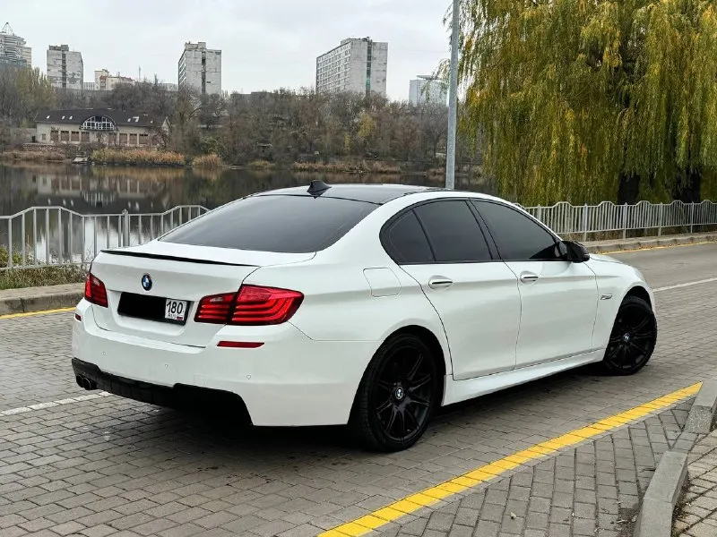 В продаже bmw 528i рестайлинг 2014 года выпуска 2.0 т бензин, 245 л. с., работает отлично, не троит не дымит. коробка переключает без проблем. не пинает и не буксует. ходовая также вся обслужена. жирная комплектация: полный электропакет, черный потолок, датчики дождя и света, м-пакет. по документам полный порядок, любой вид переоформления. осмотр донецк возможен обмен и продажа в кредит. цена 1.695.000 ₽, возможен торг у авто. ☎️ +7 (949) 742-53-98 📞 звоните: +7(949)7425398 - фотография - 5