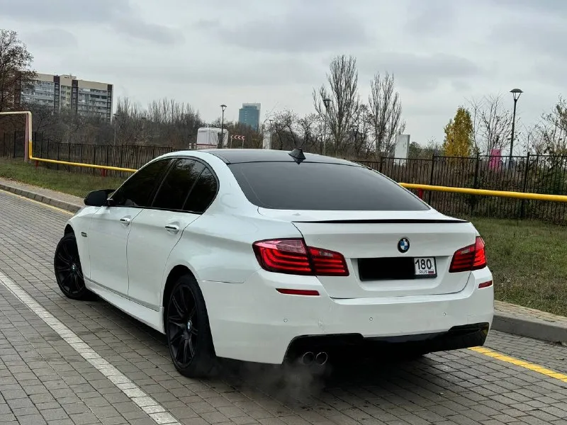 В продаже bmw 528i рестайлинг 2014 года выпуска 2.0 т бензин, 245 л. с., работает отлично, не троит не дымит. коробка переключает без проблем. не пинает и не буксует. ходовая также вся обслужена. жирная комплектация: полный электропакет, черный потолок, датчики дождя и света, м-пакет. по документам полный порядок, любой вид переоформления. осмотр донецк возможен обмен и продажа в кредит. цена 1.695.000 ₽, возможен торг у авто. ☎️ +7 (949) 742-53-98 📞 звоните: +7(949)7425398 - фотография - 6