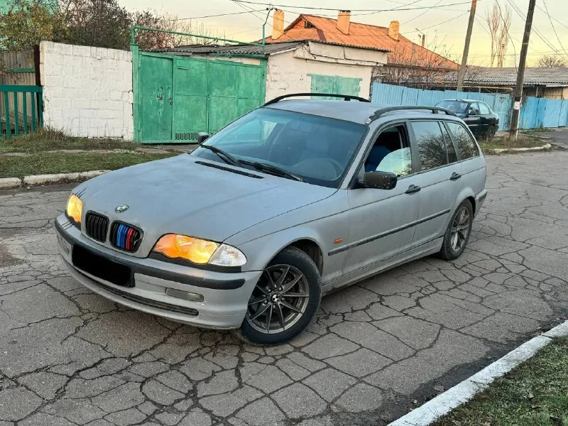 Продам bmw 3 серии 2002 года выпуска в кузове е46 автомобиль на полном уверенном ходу, доедет куда угодно в багажник влазит абсолютно все, двигатель 2.0 турбо тянет будь здоров никаких нареканий нет, работает как часы, по ходовой также все в порядке! по кузову есть небольшие жизненные моменты, недавно своим ходом проехала 1800 км никаких вопросов не возникло, кондёр работает, музыка играет. юридически полностью чистая, возможен любой вид переоформления! машина в донецке! цена смешная: 325.000₽ торг быстрому покупателю ☎️ +7 (949) 742-53-98 📞 звоните: +7(949)7425398 - фотография - 4