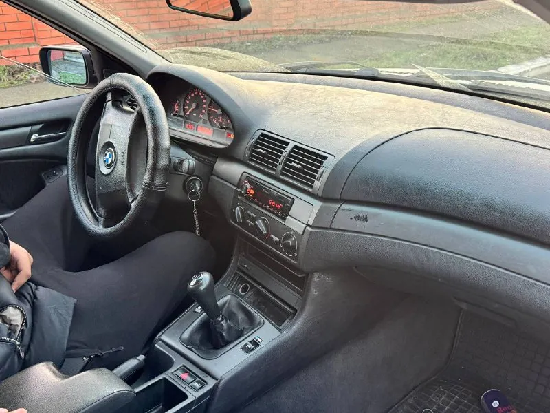 Продам bmw 3 серии 2002 года выпуска в кузове е46 автомобиль на полном уверенном ходу, доедет куда угодно в багажник влазит абсолютно все, двигатель 2.0 турбо тянет будь здоров никаких нареканий нет, работает как часы, по ходовой также все в порядке! по кузову есть небольшие жизненные моменты, недавно своим ходом проехала 1800 км никаких вопросов не возникло, кондёр работает, музыка играет. юридически полностью чистая, возможен любой вид переоформления! машина в донецке! цена смешная: 325.000₽ торг быстрому покупателю ☎️ +7 (949) 742-53-98 📞 звоните: +7(949)7425398 - фотография - 7