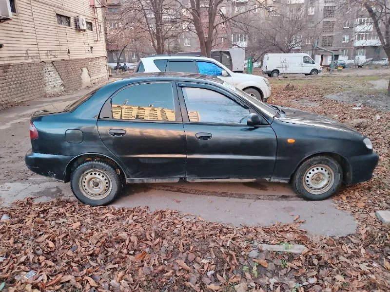 Продам ланос польский, 2006 год. пробег 310 тысяч (приборку поменял на бу так как перестала показывать скорость) мотор 1.5, перебран 15 тысяч назад обкатку прошёл, машина резвая. помпу и ремень грм тоже менял когда перебирали мотор. кпп - 5 ступка. по сцеплению все тоже нормально кроме выжимного подшипника его со временем нужно заменить, а так на езду не влияет. ходовая требует внимания, нужно заменить сайлентблоки в круг, стойки передние, амортизаторы задние и пружины ставил новые в прошлом году их менять не надо. по кузову, машина поварена в прошлом году (новые пороги, на днище пару латок поставили) делалась для себя. внешне машина как на фото. машина была нужна для работы, сейчас стоит без дела так как есть 2 других машины. салон нормальный, музыка есть, передние электро стекла, электрика вся исправна, печка греет. стоит газ (метан) вписан в тех-паспорт, рабочий. документы днр постоянный, на постоянный 180 станет без проблем. цена 220 тысяч рублей енакиево в районе цен 📞 звоните: +7(949)3069315 - фотография - 3