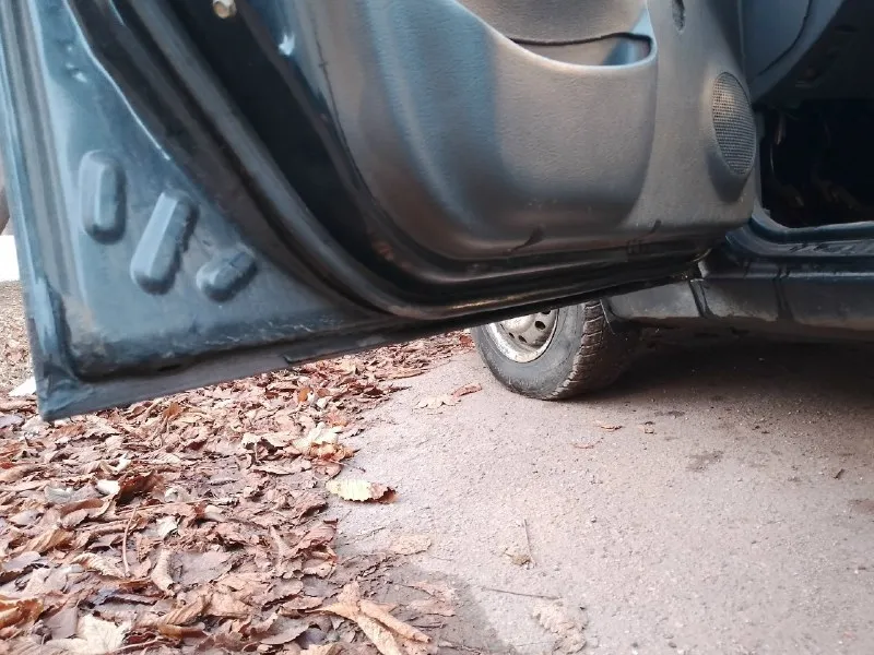 Продам ланос польский, 2006 год. пробег 310 тысяч (приборку поменял на бу так как перестала показывать скорость) мотор 1.5, перебран 15 тысяч назад обкатку прошёл, машина резвая. помпу и ремень грм тоже менял когда перебирали мотор. кпп - 5 ступка. по сцеплению все тоже нормально кроме выжимного подшипника его со временем нужно заменить, а так на езду не влияет. ходовая требует внимания, нужно заменить сайлентблоки в круг, стойки передние, амортизаторы задние и пружины ставил новые в прошлом году их менять не надо. по кузову, машина поварена в прошлом году (новые пороги, на днище пару латок поставили) делалась для себя. внешне машина как на фото. машина была нужна для работы, сейчас стоит без дела так как есть 2 других машины. салон нормальный, музыка есть, передние электро стекла, электрика вся исправна, печка греет. стоит газ (метан) вписан в тех-паспорт, рабочий. документы днр постоянный, на постоянный 180 станет без проблем. цена 220 тысяч рублей енакиево в районе цен 📞 звоните: +7(949)3069315 - фотография - 5