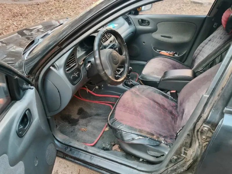 Продам ланос польский, 2006 год. пробег 310 тысяч (приборку поменял на бу так как перестала показывать скорость) мотор 1.5, перебран 15 тысяч назад обкатку прошёл, машина резвая. помпу и ремень грм тоже менял когда перебирали мотор. кпп - 5 ступка. по сцеплению все тоже нормально кроме выжимного подшипника его со временем нужно заменить, а так на езду не влияет. ходовая требует внимания, нужно заменить сайлентблоки в круг, стойки передние, амортизаторы задние и пружины ставил новые в прошлом году их менять не надо. по кузову, машина поварена в прошлом году (новые пороги, на днище пару латок поставили) делалась для себя. внешне машина как на фото. машина была нужна для работы, сейчас стоит без дела так как есть 2 других машины. салон нормальный, музыка есть, передние электро стекла, электрика вся исправна, печка греет. стоит газ (метан) вписан в тех-паспорт, рабочий. документы днр постоянный, на постоянный 180 станет без проблем. цена 220 тысяч рублей енакиево в районе цен 📞 звоните: +7(949)3069315 - фотография - 7