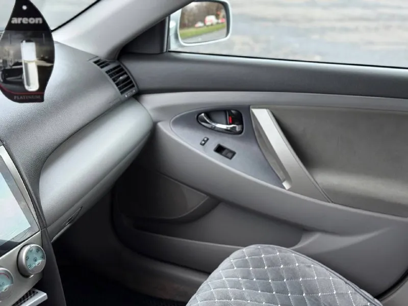 Продам toyota camry 40 2007 я собственник 2.4, пробег родной 208.000 километров ! авто местное, не пригон! состояние идеальное 👍 без окрасов стоит газ пропан (под запаску) в документы вписан коробка автомат салон светлый, ухоженный, чистый стоит большой планшет с навигацией, камерой заднего вида отрываю от сердца, продажа в связи с покупкой недвижимости кто ищет себе надежное японское качество - звоните цена 1.290.000₽ луганск +7 959 159 02 07 !!!! 📞 звоните: +7(959)1590207 - фотография - 8