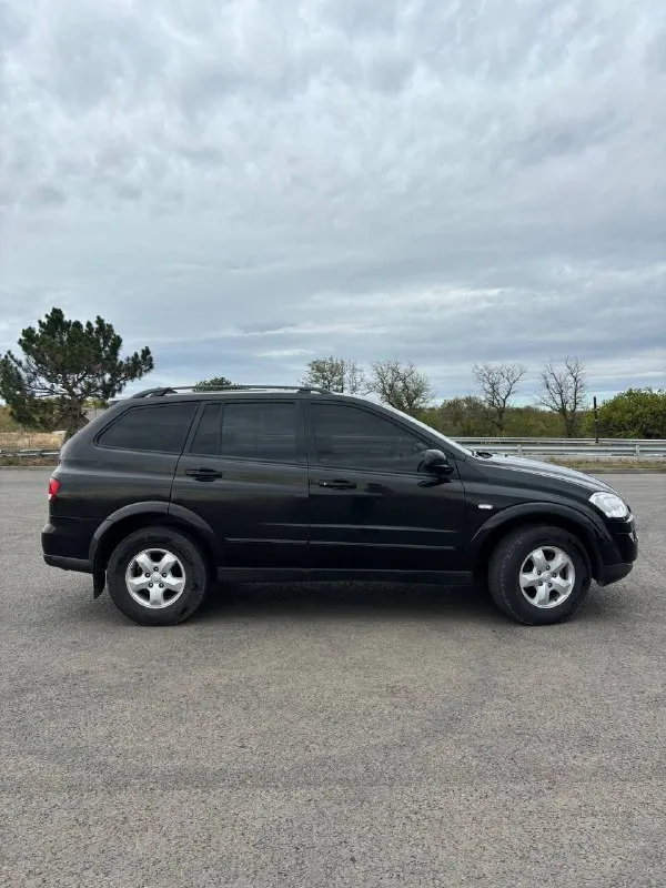 Продам ssangyong kyron, 2011 г. в., 2.0 турбо 141 л. с., рамный, пробег 94000, машина гаражного хранения, в одних руках с 2011го, намеков на ржавчину нету, ходовка в идеале, расход по трассе 7-8 л, относились бережно, мультируль, подогрев сидений, мосты в идеале, блокировка включалась всего пару раз в снег. зимняя резина новая, ещё не ставилась, идёт в нагрузку к машине. полное переоформление, и присутствие в мрэо. 👑👑👑👑👑👑👑👑👑👑 цена 1050000, продажа срочная хороший торг у капота территориально с. дмитровка ▶️смотреть больше фото◀️ 📞 звоните: +7(949)3307314 - фотография - 3
