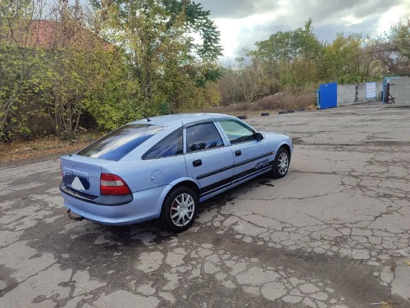 Opel vectra b год 1998 пробег 200 тыс. ✅ двигатель 1.8 ( 115 сил) коробка механика птс оригинал. кузов лифтбек. багажник большой. машина в хорошем состоянии. не дымит не троит, ходовка новая. сход развал сделал. гур, кондиционер работает ❄️, обогрев зеркал + заднего лобового работает 🔥, печка новая баня просто 🔥, абс работает, подушки безопасности на месте. сел поехал ! по документам никаких проблем нет. я владелец. осмотр макеевка 💰3️⃣1️⃣5️⃣. торг после осмотра. подробнее о машине по телефону +7949 585 02 49. 📞 звоните: +7(949)5850249 - фотография - 2