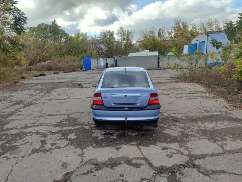 Opel vectra b год 1998 пробег 200 тыс. ✅ двигатель 1.8 ( 115 сил) коробка механика птс оригинал. кузов лифтбек. багажник большой. машина в хорошем состоянии. не дымит не троит, ходовка новая. сход развал сделал. гур, кондиционер работает ❄️, обогрев зеркал + заднего лобового работает 🔥, печка новая баня просто 🔥, абс работает, подушки безопасности на месте. сел поехал ! по документам никаких проблем нет. я владелец. осмотр макеевка 💰3️⃣1️⃣5️⃣. торг после осмотра. подробнее о машине по телефону +7949 585 02 49. 📞 звоните: +7(949)5850249 - фотография - 3