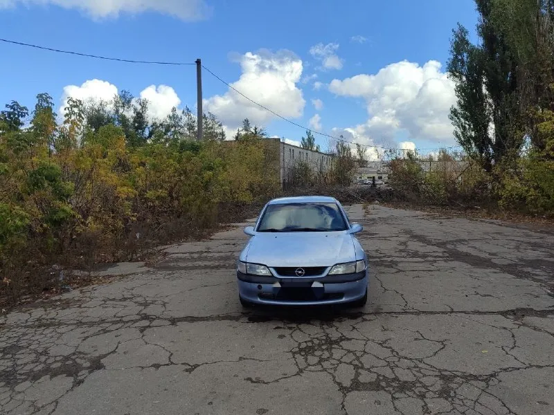 Opel vectra b год 1998 пробег 200 тыс. ✅ двигатель 1.8 ( 115 сил) коробка механика птс оригинал. кузов лифтбек. багажник большой. машина в хорошем состоянии. не дымит не троит, ходовка новая. сход развал сделал. гур, кондиционер работает ❄️, обогрев зеркал + заднего лобового работает 🔥, печка новая баня просто 🔥, абс работает, подушки безопасности на месте. сел поехал ! по документам никаких проблем нет. я владелец. осмотр макеевка 💰3️⃣1️⃣5️⃣. торг после осмотра. подробнее о машине по телефону +7949 585 02 49. 📞 звоните: +7(949)5850249 - фотография - 4