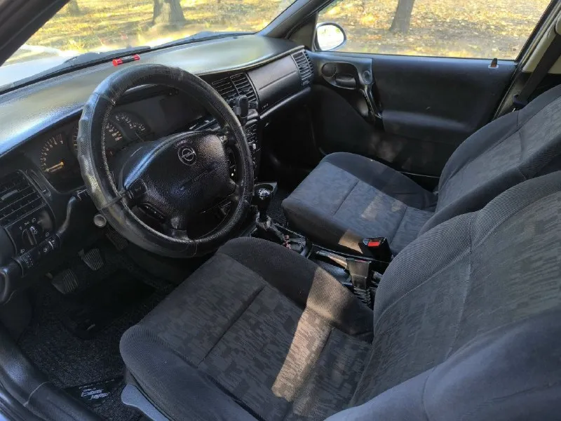 Opel vectra b год 1998 пробег 200 тыс. ✅ двигатель 1.8 ( 115 сил) коробка механика птс оригинал. кузов лифтбек. багажник большой. машина в хорошем состоянии. не дымит не троит, ходовка новая. сход развал сделал. гур, кондиционер работает ❄️, обогрев зеркал + заднего лобового работает 🔥, печка новая баня просто 🔥, абс работает, подушки безопасности на месте. сел поехал ! по документам никаких проблем нет. я владелец. осмотр макеевка 💰3️⃣1️⃣5️⃣. торг после осмотра. подробнее о машине по телефону +7949 585 02 49. 📞 звоните: +7(949)5850249 - фотография - 5