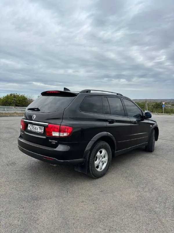Продам ssangyong kyron, 2011 г. в., 2.0 турбодизель 141 л. с., рамный, пробег 94000, машина гаражного хранения в одних руках с 2011, намеков на ржавчину нету, ходовка в идеале, расход по трассе 7-8 л, относились бережно, мультируль, подогрев сидений, мосты в идеале, блокировка включалась всего пару раз в снег. зимняя резина новая, ещё не ставилась, идёт в нагрузку к машине. полное переоформление, и присутствие в мрэо. цена 1050000, продажа срочная, хороший торг у капота территориально с. дмитровка тел. +7 949 330-73-14 - фотография - 6