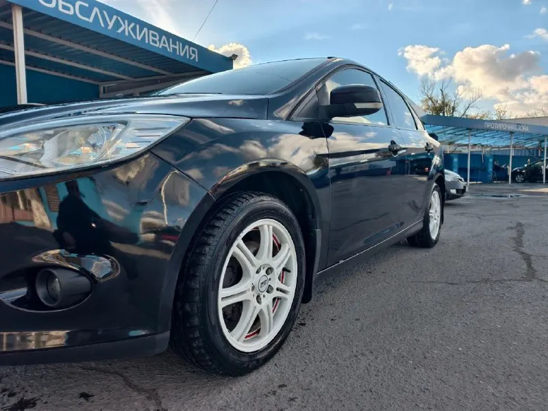 Ford focus 3, 2011г состояние идеальное 1.6, мкпп. пробег 236тыс. (оригинал) ✅1 хозяин за все время ✅технически без нареканий ✅все стекла родные! ✅сигнализация с автозапуском ✅планшет с навигацией, carplay, android auto, блютуз! ✅не такси! юридически чистый! автотека по запросу! автомобиль в изумительном состоянии для своих лет, коррозии нет. белоснежный в идеальном состоянии (не цокатит, как на других фокусах), коробка без нареканий, 5тыс назад замена полного комплекта сцепления. ходовая полностью обслужена, только поменял шаровые. цена: 700000р, цена актуальна только на выходные! успевайте! могу присутствовать в мрэо. +7 949 577-13-21 +7 949 658-59-82 +7 989 502-37-77 📞 звоните: +7(949)5771321 - фотография - 3