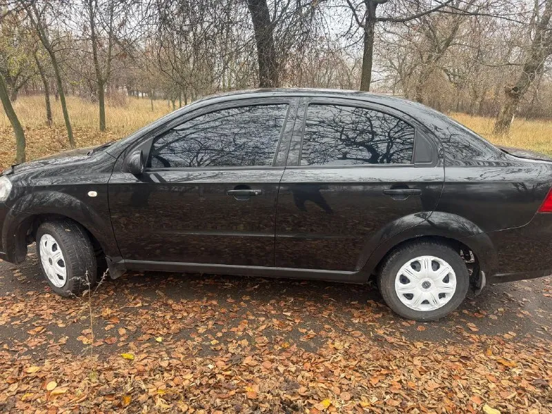 Продам шевроле авео 2007 года стеклоподъемники, гур, кондер. центр. замок двигатель- коробка в отличном состоянии, не дымит, не выбивает. днище целое, бардюры поварены, переоформление без проблем. есть дефекты по внешке, на езду не влияет, цена 260₽ торг возле авто. донецк +79493711572 - фотография - 3