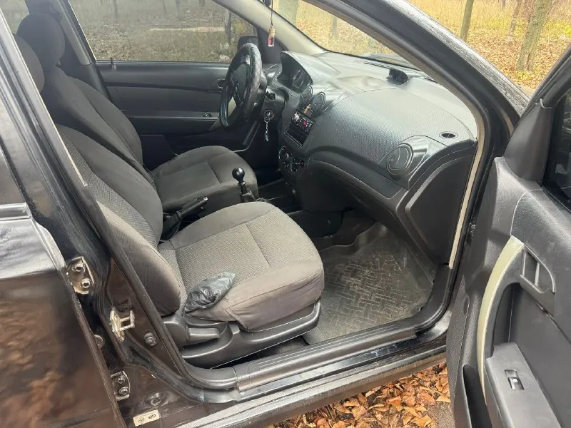 Продам шевроле авео 2007 года стеклоподъемники, гур, кондер. центр. замок двигатель- коробка в отличном состоянии, не дымит, не выбивает. днище целое, бардюры поварены, переоформление без проблем. есть дефекты по внешке, на езду не влияет, цена 260₽ торг возле авто. донецк +79493711572 - фотография - 6