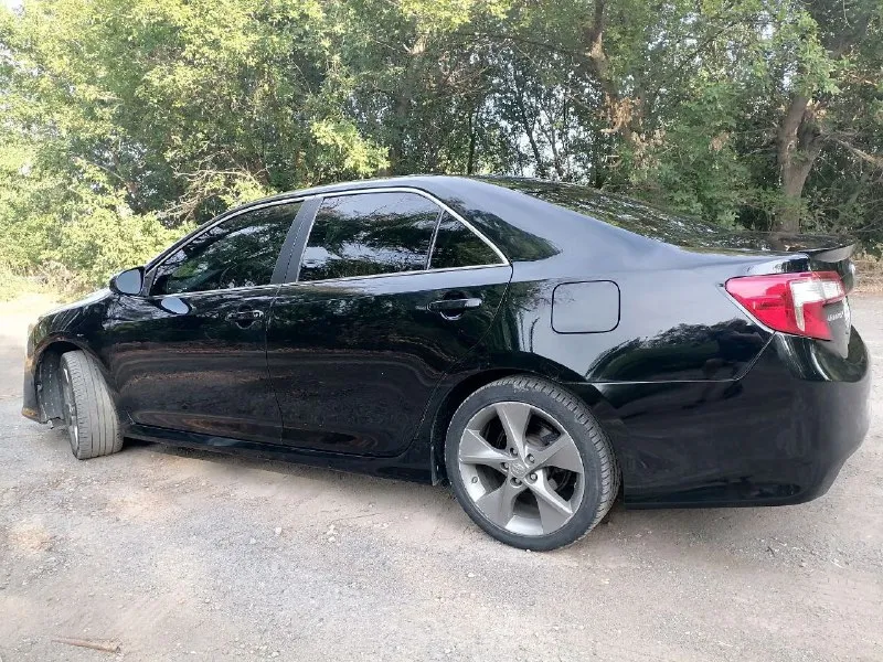 Toyota camry 2.5 2013г. ✅ отличный, стильный, динамичный автомобиль, с недорогим обслуживанием) ✅автомобиль в отличном состоянии, полностью обслужен, никаких вложений не требует. ходовая сбитая, нечего не гремит и не стучит. ✅ мотор в идеале (никаких посторонних звуков, масло не расходует, приятная динамика) ✅коробка обычный автомат aisin, переключает отлично, никаких задержек и пинков ✅ по лкп, днищу, кузову вопросов нет, все на отлично! ✅комплектация: комбинированный салон, подогрев зеркал, мультируль, электро привод сидений, антиблокировочная система (abs), система распределения тормозного усилия (ebd), вспомогательная система торможения (bas), антипробуксовочная система (tcs), кондиционер, круиз контроль, камера заднего вида т. +7949-705-81-48. цена 1,5 📞 звоните: +7(949)7058148 - фотография - 7